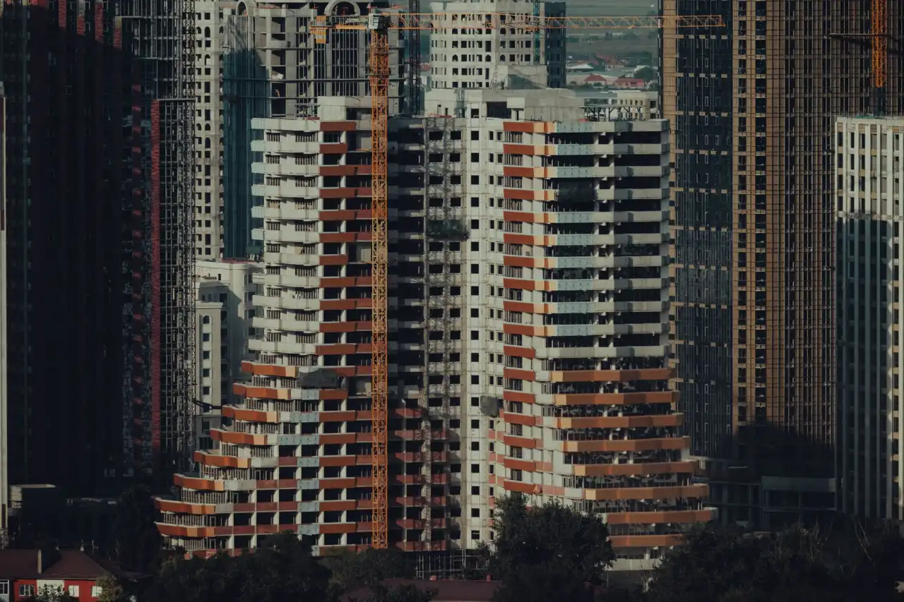 住宅小区绿化养护标准与季节性管理要点解析
