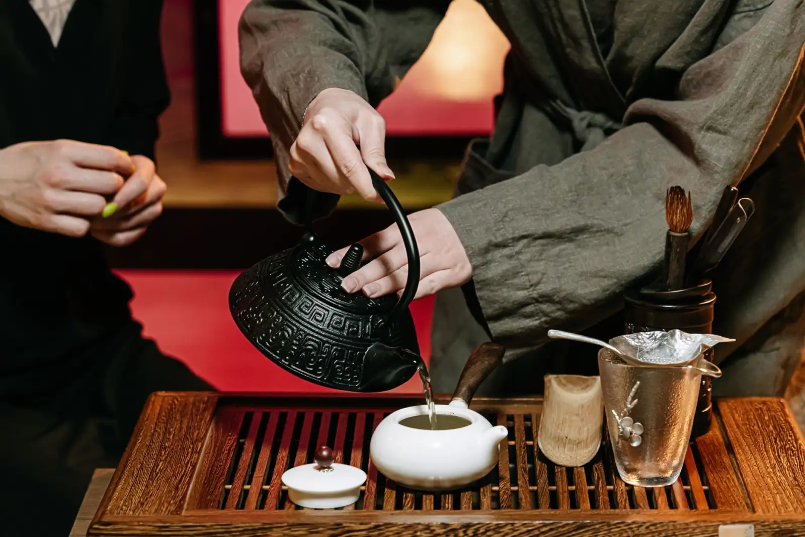 高层建筑玻璃幕墙清洁技术要点与安全管理规范解析
