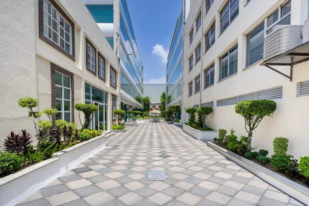 住宅小区物业管理服务标准流程解析：保洁与安保如何协同提升居住品质
