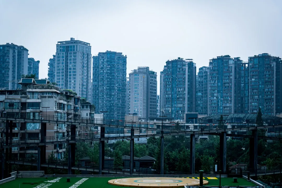 上海纳环新物业管理服务有限公司住宅小区保洁与绿化养护标准化流程解析